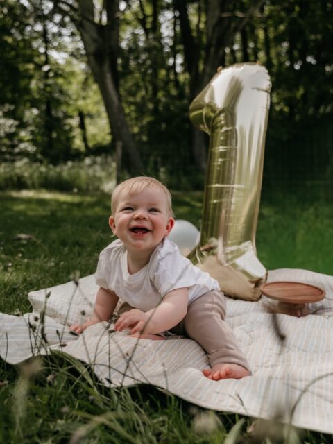 Hiep hiep hoeraaa 🎈 Sem is 1 jaar!

Een cakesmash speciaal om zijn eerste verjaardag te vieren. Omdat het zo’n warme dag was, besloten we de shoot naar het bos te verplaatsen. En dat pakte zo leuk uit! 

De leeuw op de taart moest eraan geloven 🦁, maar verder hield Sem zich verrassend netjes. 

En vandaag echt jarig. Gefeliciteerd lieve Sem! 🎂
