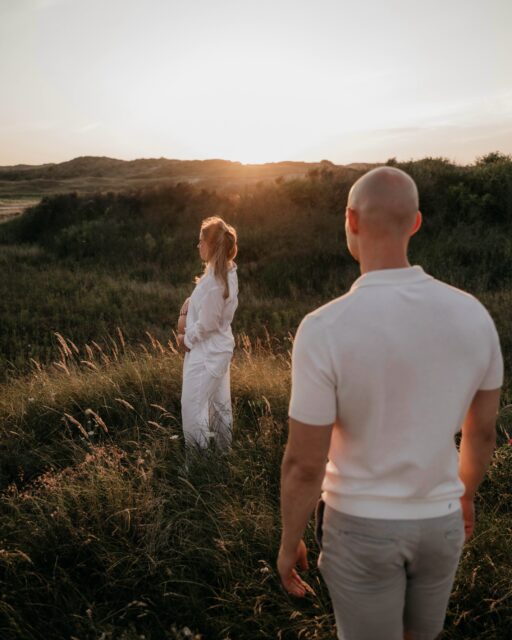 Drie weken geleden mocht ik dit lieve stel vastleggen terwijl ze hun eerste kindje verwachten 🤍

Vorig jaar stond Rianne al voor mijn camera tijdens een branding shoot. Toen ze me vertelde dat ze in verwachting was, vroeg ze of ik ook dit nieuwe hoofdstuk voor hen wilde vastleggen. Zo bijzonder ✨

Binnenkort mag ik opnieuw bij hen langskomen. Dit keer om hun kleine meisje te ontmoeten en de allereerste momenten als gezin vast te leggen. 

Dat iemand steeds weer terugkomt om zulke bijzondere momenten aan mij toe te vertrouwen, voelt als een enorm compliment.

Toen ik de galerij stuurde, kreeg ik deze reactie:
“Ze zijn geweldig. Ik moet er helemaal van huilen.” 🤍

Dat is precies waarom ik dit zo graag doe. Niet alleen om mooie foto’s te maken, maar om herinneringen vast te leggen die je voor altijd bijblijven.