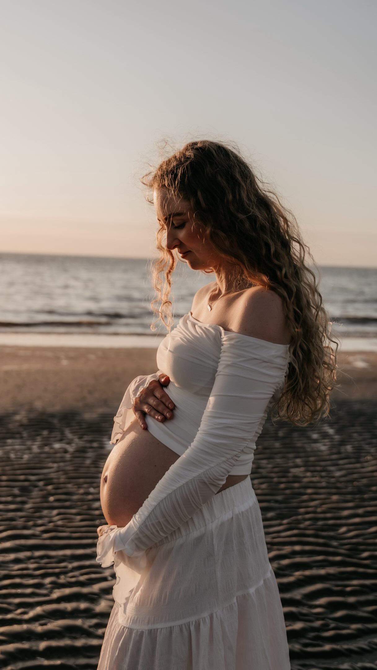 From golden hour to blue hour ✨

Die heerlijke lange zomeravonden, ze doen me meteen denken aan deze zwangerschapsshoot van een tijdje terug.

Vol verwachting uitkijken naar de komst van je kleintje. Dat blijft voor mij één van de mooiste momenten om vast te leggen. 

Deze week mag ik opnieuw een klein wondertje ontmoeten tijdens een newbornshoot 👶🏼

En daarna aftellen voordat ik op vakantie ga. Wil jij last minute nog een plekje boeken of alvast iets inplannen voor september? Ik heb nog een paar plekjes in mijn agenda!