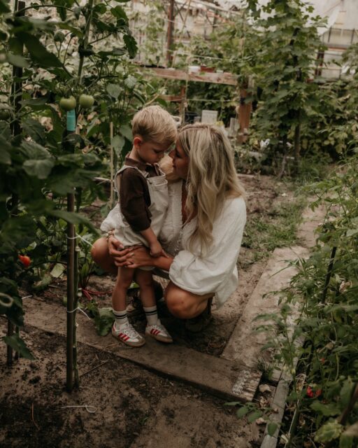Samen op pad 🌿🍅🌾🐔

Op ontdekking in de moestuin, rondscharrelende kippen en leuke ongedwongen momentjes. Samen met mama. 

Dit was zó leuk om vast te leggen 🤍

#moestuin #motherhood #capturingmoments #childhood #lifestylephotography