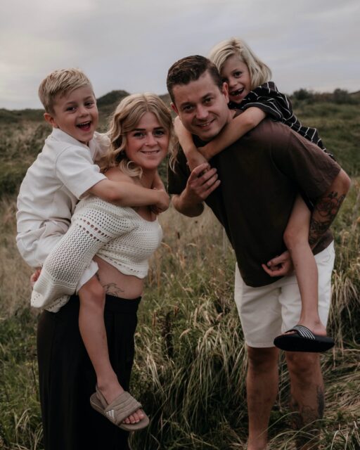 Met haar drie mannen 🤎

Via een collega-fotograaf kwam Dana bij mij terecht. Speciaal naar Katwijk gereden om met haar drie mannen op de foto te gaan. 

Er werd geknuffeld, gelachen en gek gedaan. Geen perfect geposeerde plaatjes, maar vooral heel veel lol. En juist die momenten zijn zó leuk en waardevol om vast te leggen ✨

Want hoe leuk is het om dit later terug te zien? Niet zozeer hoe jullie eruitzagen, maar vooral hoe jullie samen waren 🤍