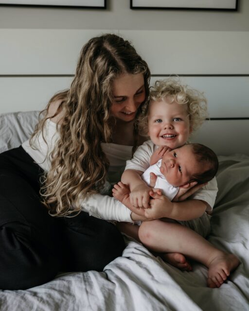 De vorige keer dat ik Romy voor mijn lens had, zat kleine Boris nog veilig in haar buik. 🧸En nu mocht ik hem eindelijk ontmoeten. 

Pas twee weekjes oud, maar slapen tijdens de fotoshoot? Daar had Boris andere plannen voor. 👀 Zo klein en nu al zó nieuwsgierig.

En dan was daar natuurlijk ook grote broer Thomas. En laten we eerlijk zijn, die leuke krullenbol steelt toch de show?! ✨