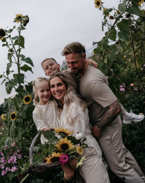 Wanneer je gezinsshoot voelt als een middagje samen op pad🌻

Lisa kwam samen met haar gezin naar deze geweldige plek in Noordwijkerhout. Niet alleen om voor mijn lens te staan, maar om samen de bloemenvelden in te duiken en manden vol bloemen te plukken 🌸

En dat bleek zo’n leuk idee! De kids gingen enthousiast op zoek naar de mooiste bloemen en de manden werden steeds voller. En voor die ene hoge zonnebloem? Daar kwamen papa’s schouders goed van pas.

Weet je wat ik achteraf misschien nog wel het leukste vond? Lisa vertelde dat het eigenlijk helemaal niet als een fotoshoot voelde en ze zich zo op hun gemak voelden. 

En dat is nou precies wat ik zo leuk vind. Een gezinsshoot hoeft helemaal niet zo geposeerd. Juist wanneer jullie samen iets ondernemen, ontstaan vaak de leukste beelden ✨

Dus niet alleen met manden vol bloemen naar huis, maar ook met een heleboel mooie herinneringen 🤍
