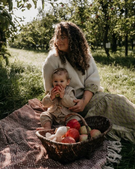 Een ochtendje appels plukken met mijn besties 🍎

Samen met Felien en kleine Lo ging ik vorige week op pad naar de Olmenhorst. Camera mee, mandje van Oma erbij en een heerlijk zonnetje 🌞 

De appels vielen bij Lo in ieder geval héél goed in de smaak. En ondertussen legde ik die fijne momentjes vast. Die kleine handjes en lieve knuffels met mama. 

En kunnen we het ook even hebben over hoe leuk de Olmenhorst is als locatie voor een shoot?! 🥹🤍